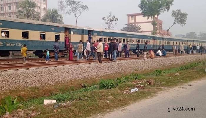 গাজীপুরে বিকল ট্রেনের ইঞ্জিন , দেড় ঘণ্টা 'পর চলাচল স্বাভাবিক
