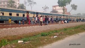 গাজীপুরে বিকল ট্রেনের ইঞ্জিন , দেড় ঘণ্টা 'পর চলাচল স্বাভাবিক