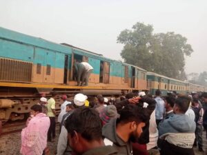 গাজীপুরে বিকল ট্রেনের ইঞ্জিন , দেড় ঘণ্টা 'পর চলাচল স্বাভাবিক