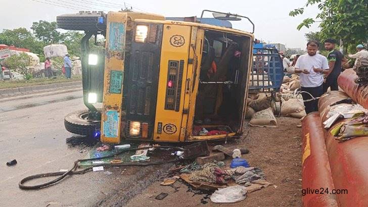 রেস্তোরাঁয় ট্রাক ঢুকে গেল , এক কিশোর নিহত 4 ট্রাক ঢুকে গেল রেস্তোরাঁয়, কিশোর নিহত