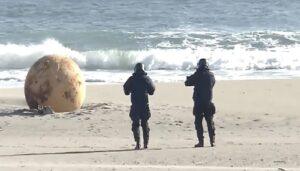 সৈকতে ভেসে এল রহস্যময় ধাতব বল 2 রহস্যময় ধাতব বল, সৈকতে ভেসে এল