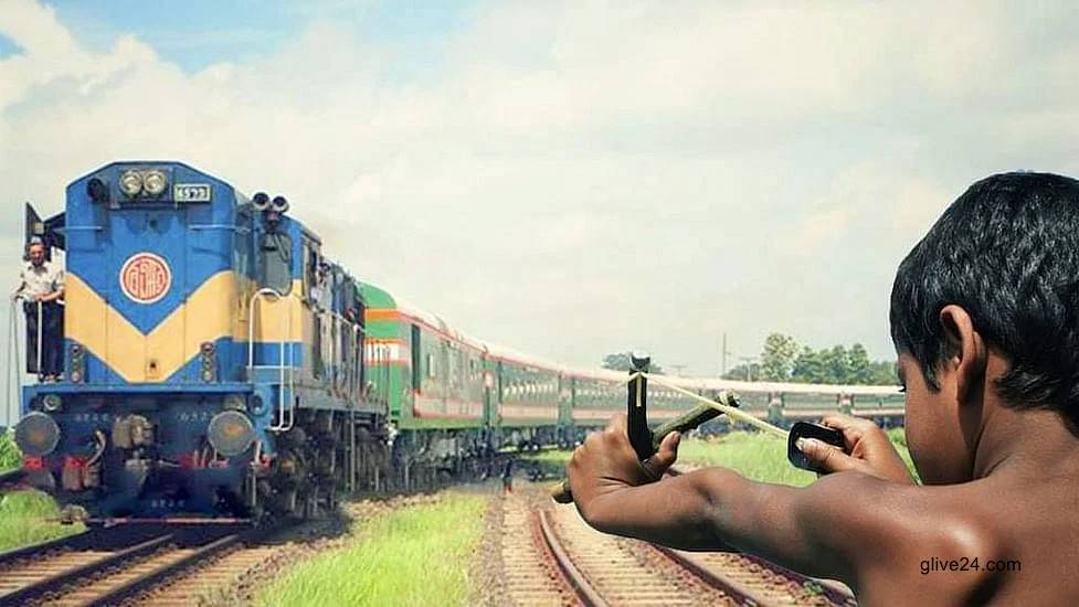 চলন্ত ট্রেনে পাথর নিক্ষেপ , চালকসহ আহত হয়েছেন অনেক যাত্রী