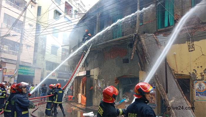 নারায়ণগঞ্জে বাণিজ্যিক ভবনে বিস্ফোরণ: নিহত ১, আহত ১২
