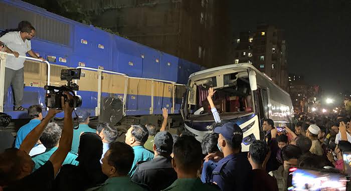 রাজধানীর মালিবাগ রেলক্রসিংয়ে ট্রেনের সাথে বাসের সংঘর্ষ