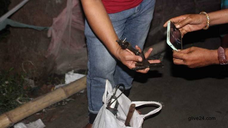 অস্ত্র তৈরির সরঞ্জামসহ কারিগর আটক 2 অস্ত্র তৈরির সরঞ্জামসহ কারিগর আটক