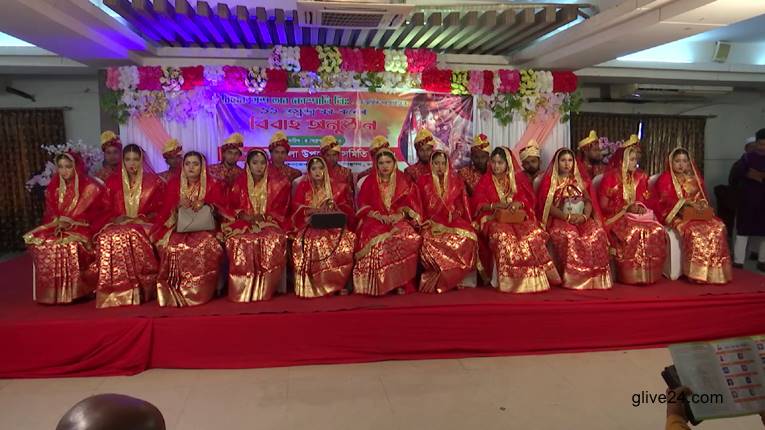 একসাথে ১১ যুগলের বিয়ে হয়ে গেলো ঢাকায় 1 একসাথে ১১ যুগলের বিয়ে হয়ে গেলো ঢাকায়