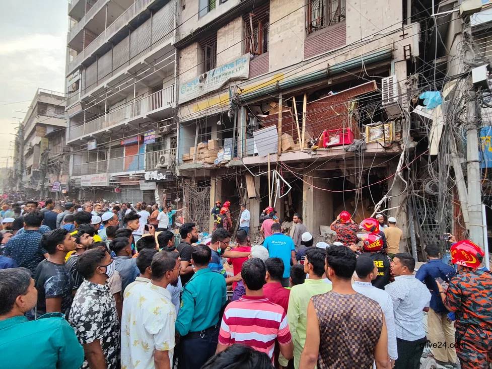 চলছে তৃতীয় দিনের উদ্ধারকাজ রয়েছে এখনো ঝুঁকি : গুলিস্তানে বিস্ফোরণ
