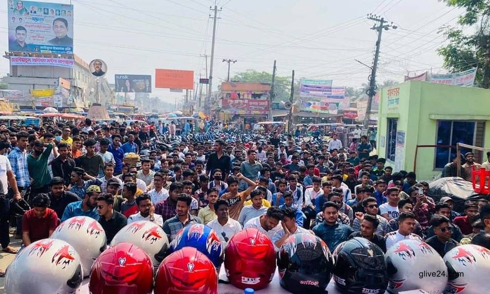 ছাত্রলীগের পক্ষ থেকে ১০০ নেতাকর্মীকে হেলমেট উপহার