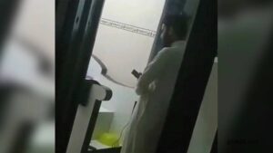 মোবাইল ফোন দেখে তারাবি নামাজ পড়াতে গিয়ে ধরা খেলেন হাফেজ