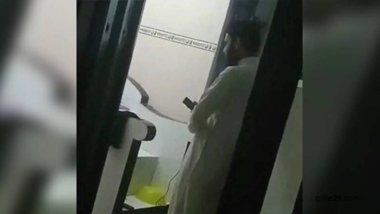 মোবাইল ফোন দেখে তারাবি নামাজ পড়াতে গিয়ে ধরা খেলেন হাফেজ