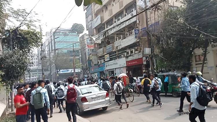 বিস্ফোরণের রেশ না কাটতেই তিন কলেজের শিক্ষার্থীদের সংঘর্ষ 4 বিস্ফোরণের রেশ না কাটতেই তিন কলেজের শিক্ষার্থীদের সংঘর্ষ