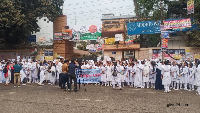 সিদ্ধেশ্বরী গার্লস কলেজে আন্দোলনে শিক্ষার্থীরা