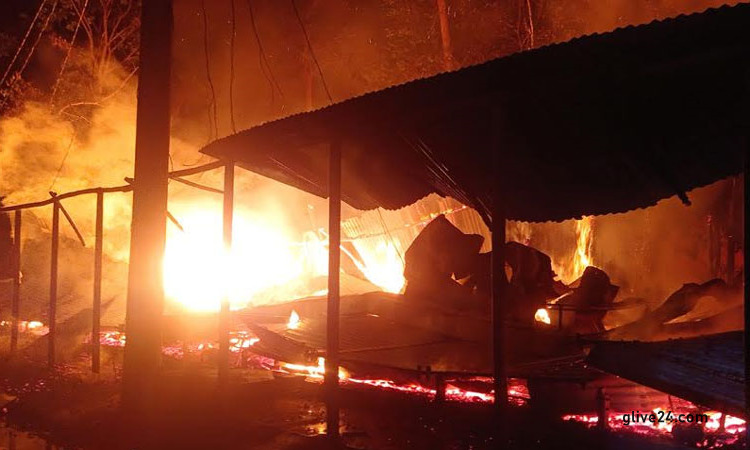 অগ্নিকান্ডে ১০টি দোকান ভস্মীভূত নোয়াখালীর কোম্পানীগঞ্জে 2 অগ্নিকান্ডে ১০টি দোকান ভস্মীভূত নোয়াখালীর কোম্পানীগঞ্জে