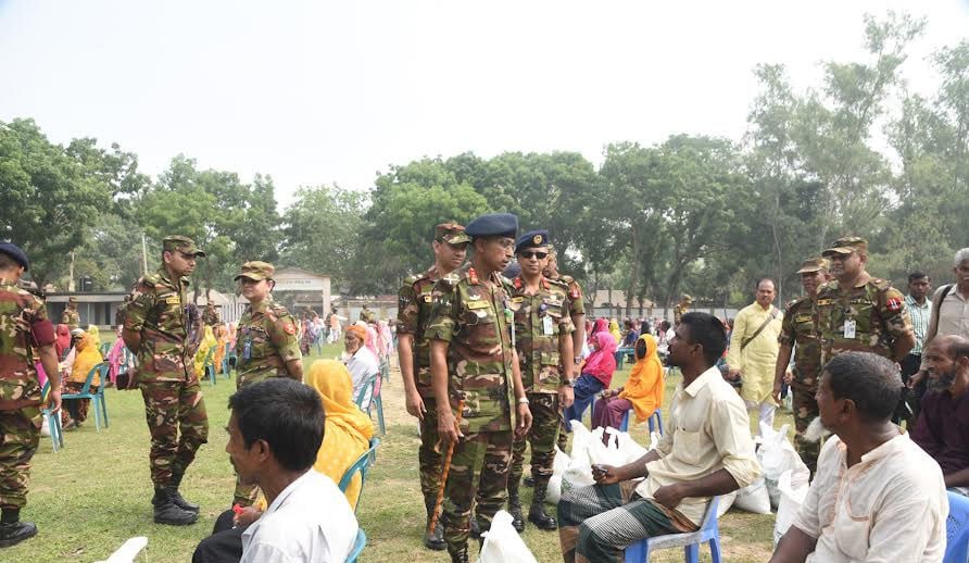 পবিত্র ঈদ-উল-ফিতর উপলক্ষে সেনাবাহিনীর পক্ষ হতে ঈদ উপহার বিতরণ 2 পবিত্র ঈদ-উল-ফিতর উপলক্ষে সেনাবাহিনীর পক্ষ হতে ঈদ উপহার বিতরণ
