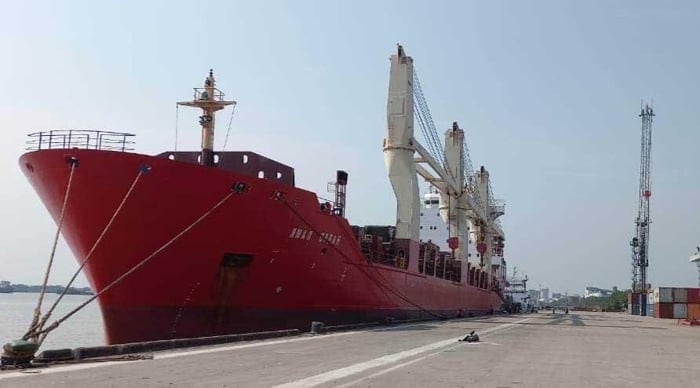 রূপপুর পারমাণবিক বিদ্যুৎ কেন্দ্রের মেশিনারি নিয়ে মোংলায় রুশ জাহাজ