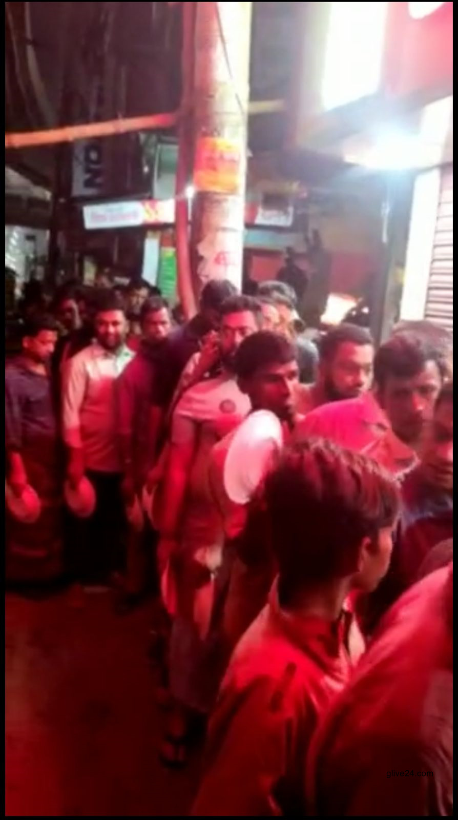 আল্লাহর সন্তুষ্টি লাভের আশায় করছেন মানব সেবা , বসছে হাড়ির পর হাড়ি রান্না