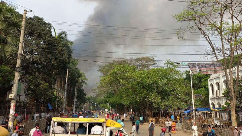 আতঙ্কের জনপদে পরিনত হয়েছে বঙ্গবাজার এলাকা 2 আতঙ্কের জনপদে পরিনত হয়েছে বঙ্গবাজার এলাকা