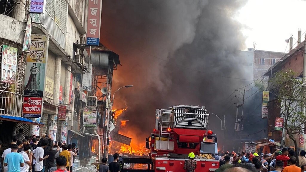 পানির স্বল্পতায় নিয়ন্ত্রণে আসছে না বঙ্গবাজারের আগুন পানির স্বল্পতায় নিয়ন্ত্রণে আসছে না বঙ্গবাজারের আগুন