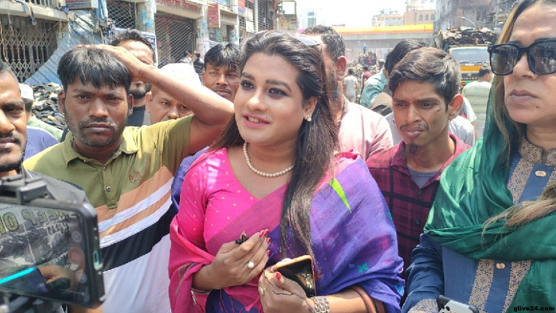 তৃতীয় লিঙ্গের সদস্যরা বঙ্গবাজারের ক্ষতিগ্রস্ত ব্যবসায়ীদের ২০ লাখ টাকা দিলেন 2 বঙ্গবাজারের ক্ষতিগ্রস্ত ব্যবসায়ীদের ২০ লাখ টাকা দিলেন তৃতীয় লিঙ্গের সদস্যরা