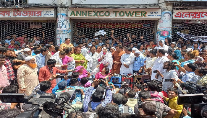তৃতীয় লিঙ্গের সদস্যরা বঙ্গবাজারের ক্ষতিগ্রস্ত ব্যবসায়ীদের ২০ লাখ টাকা দিলেন 3 বঙ্গবাজারের ক্ষতিগ্রস্ত ব্যবসায়ীদের ২০ লাখ টাকা দিলেন তৃতীয় লিঙ্গের সদস্যরা