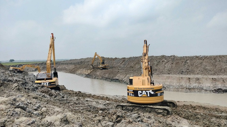 নদীকে খাল বানিয়ে চলছে খনন!