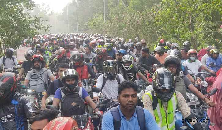 টাঙ্গাইলে বঙ্গবন্ধু সেতু টোল প্লাজায় মোটরসাইকেলের দীর্ঘ লাইনটাঙ্গাইলে বঙ্গবন্ধু সেতু টোল প্লাজায় মোটরসাইকেলের দীর্ঘ লাইন