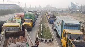 টাঙ্গাইল-বঙ্গবন্ধু সেতু মহাসড়কে ট্রাকের ভিড় : দীর্ঘ যানজট