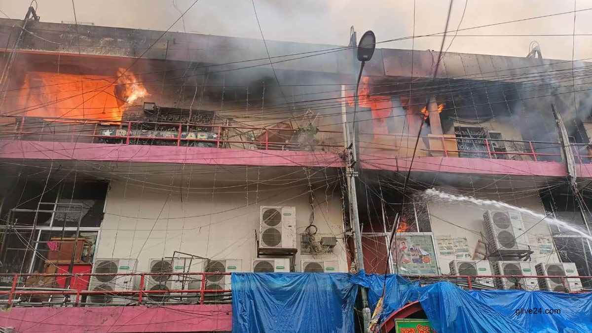 নিউ মার্কেটে আগুন, আসছে না নিয়ন্ত্রণে