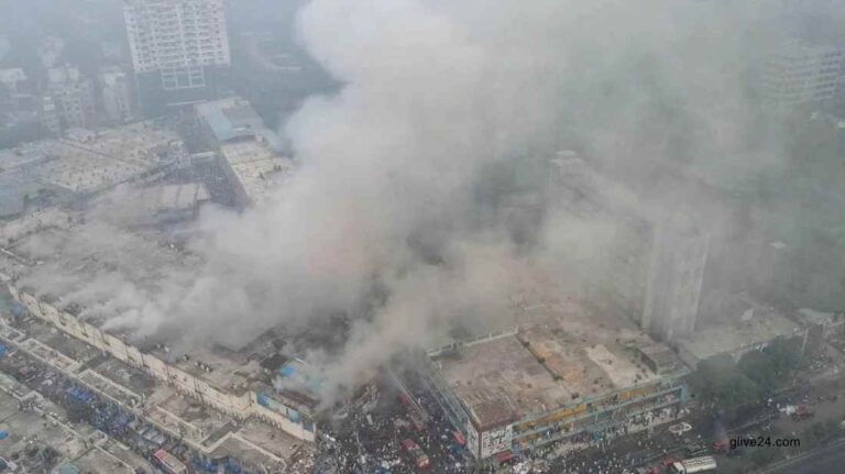 নিউ মার্কেটে আগুন, আসছে না নিয়ন্ত্রণে