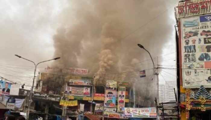 নিউ মার্কেটে আগুন, আসছে না নিয়ন্ত্রণে