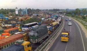 টাঙ্গাইল-বঙ্গবন্ধু সেতু মহাসড়কে ট্রাকের ভিড় : দীর্ঘ যানজট