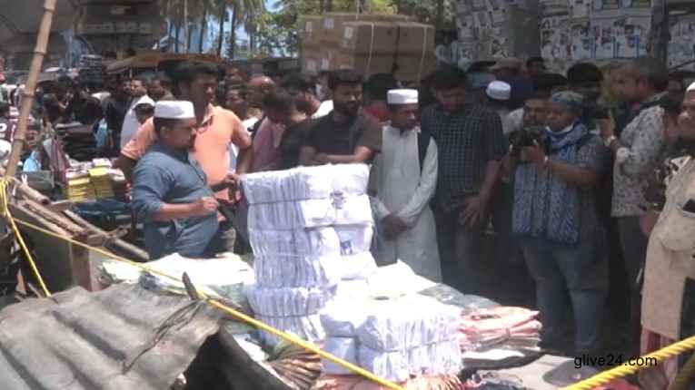 বঙ্গবাজারের ক্ষতিগ্রস্ত ব্যবসায়ীরা ফুটপাতে চৌকি পেতে ব্যবসার চেষ্টা করছেন