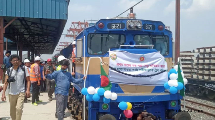 পরীক্ষামূলক বিশেষ ট্রেন পাড়ি দিয়েছে পদ্মা সেতু