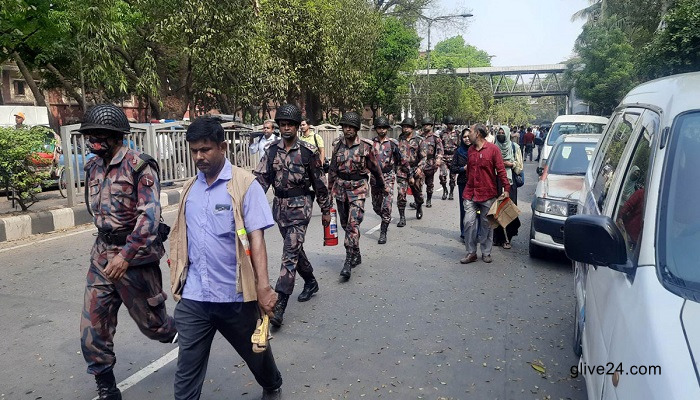মোতায়েন করা হয়েছে বঙ্গবাজার এলাকায় ১ বিজিবি মোতায়েন করা হয়েছে বঙ্গবাজার এলাকায়
