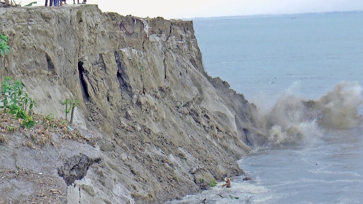 টাঙ্গাইলে অসময়ে যমুনা নদীতে তীব্র ভাঙন টাঙ্গাইলে অসময়ে যমুনা নদীতে তীব্র ভাঙন