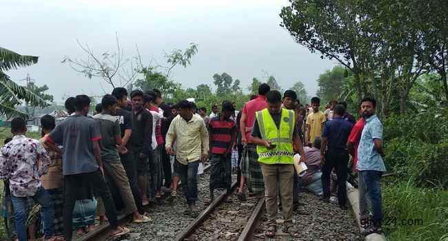 ট্রেনের নিচে ঝাঁপ দিয়ে প্রেমিক যুগলের আত্মহত্যা ১ ট্রেনের নিচে ঝাঁপ দিয়ে প্রেমিক যুগলের আত্মহত্যা