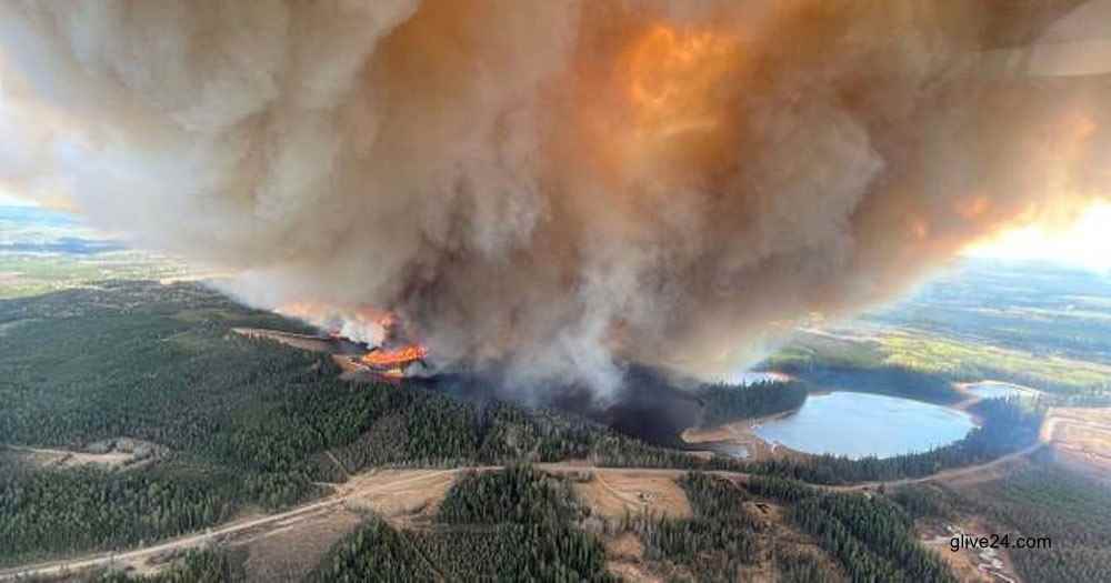 দাবানলের ধোঁয়ায় ছেয়ে গেছে ওয়েস্টার্ন কানাডা