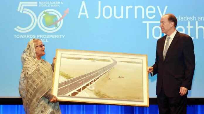 প্রধানমন্ত্রীর কাছ থেকে পদ্মা সেতুর ছবি উপহার পেলেন বিশ্বব্যাংকের প্রেসিডেন্ট