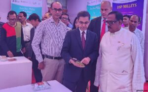 মিলেট চাষাবাদ ও বাজারজাতকরণে সচেতনতা বাড়ানোর বিকল্প নেই : খাদ্যমন্ত্রী 2 মিলেট চাষাবাদ ও বাজারজাতকরণে সচেতনতা বাড়ানোর বিকল্প নেই : খাদ্যমন্ত্রী