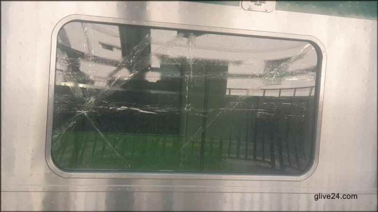 মেট্রোরেলে চলন্ত অবস্থায় ঢিল মারে দুর্বিত্তরা, জানালা ভেঙে চুরমার