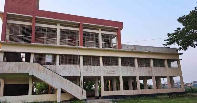 রিয়াজউদ্দিন মাদবর কান্দি সরকারি প্রাথমিক বিদ্যালয় ১ শিক্ষার্থীদের জুতা পেটা করলেন প্রধান শিক্ষক