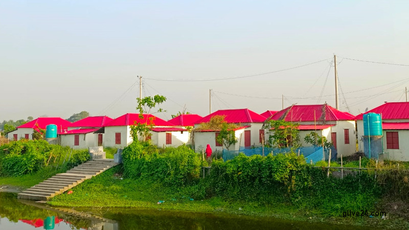 প্রধানমন্ত্রী শেখ হাসিনার উপহারের ঘর পাল্টে দিয়েছে গৃহহীনদের জীবন যাত্রার গল্প