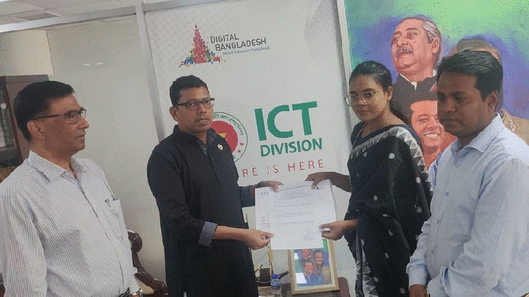 সার্টিফিকেট পুড়িয়ে প্রতিবাদ করা সেই শিক্ষার্থীকে চাকরি দিলেন পলক