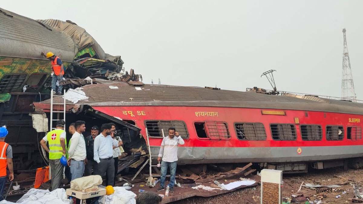 ভারতে ভয়াবহ ট্রেন দুর্ঘটনায় নিহতের সংখ্যা বেড়ে ২৩৩ : রাজ্যে একদিনের শোক ঘোষণা 1 উড়িশায় কারিগরি ত্রুটির কারণে রেল দুর্ঘটনা ঘটেছে : ভারতীয় রেল মন্ত্রী