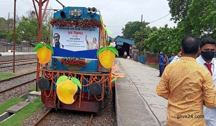 ম্যাঙ্গো ট্রেনে ঢাকায় পৌঁছেছে ১৪ হাজার কেজি আম 1 ম্যাঙ্গো ট্রেনে ঢাকায় পৌঁছেছে ১৪ হাজার কেজি আম