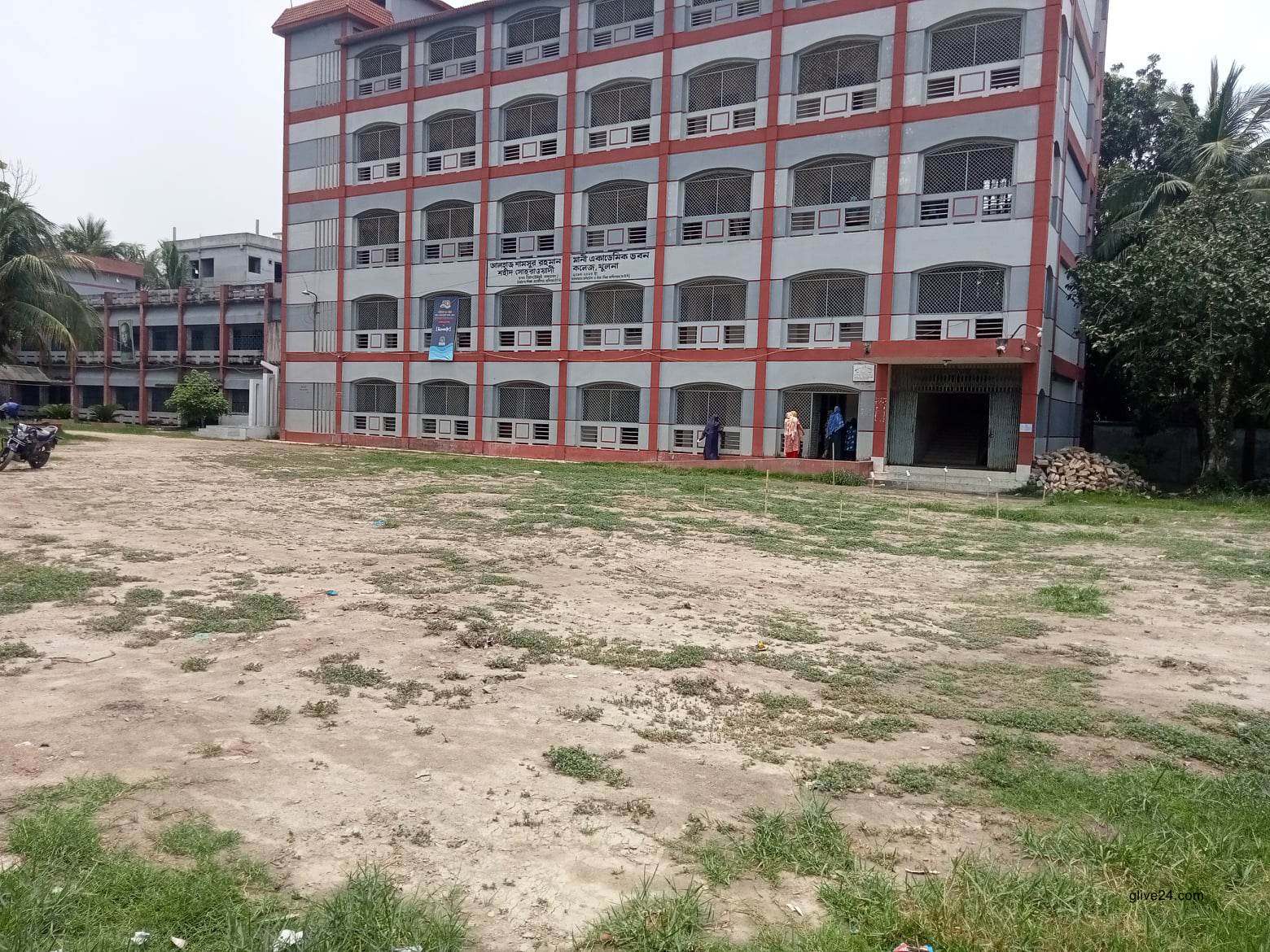 খুলনায় অধিকাংশ কেন্দ্র ফাঁকা, ১২টা পর্যন্ত গড়ে ভোট ১৮% 2 খুলনায় অধিকাংশ কেন্দ্র ফাঁকা, ১২টা পর্যন্ত গড়ে ভোট ১৮%