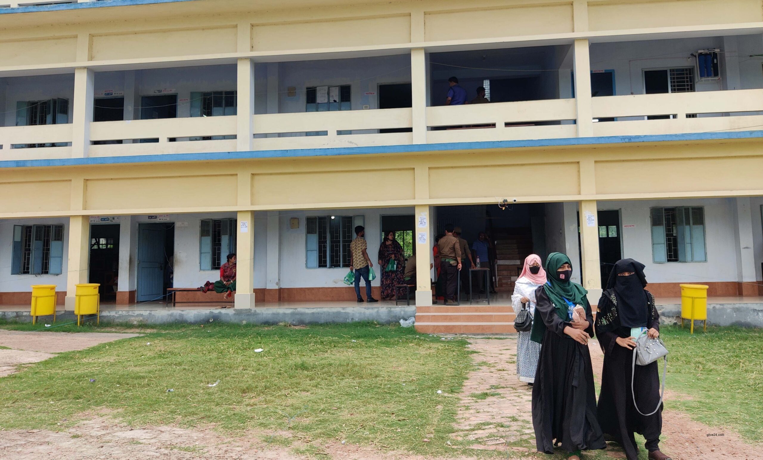 খুলনায় অধিকাংশ কেন্দ্র ফাঁকা, ১২টা পর্যন্ত গড়ে ভোট ১৮% 3 খুলনায় অধিকাংশ কেন্দ্র ফাঁকা ২ scaled খুলনায় অধিকাংশ কেন্দ্র ফাঁকা, ১২টা পর্যন্ত গড়ে ভোট ১৮%