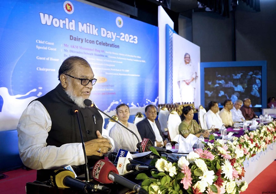 দুগ্ধ খাতে সফল ৪১ জন খামারিকে ডেইরি আইকন পুরস্কার প্রদান 1 দুগ্ধ খাতে সফল ৪১ জন খামারিকে ডেইরি আইকন পুরস্কার প্রদান