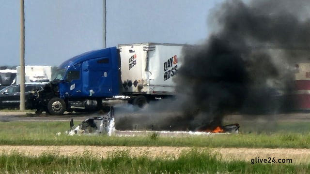 কানাডার মধ্যাঞ্চলে সড়ক দুর্ঘটনায় ১৫ জন নিহত 2 কানাডার মধ্যাঞ্চলে সড়ক দুর্ঘটনায় ১৫ জন নিহত