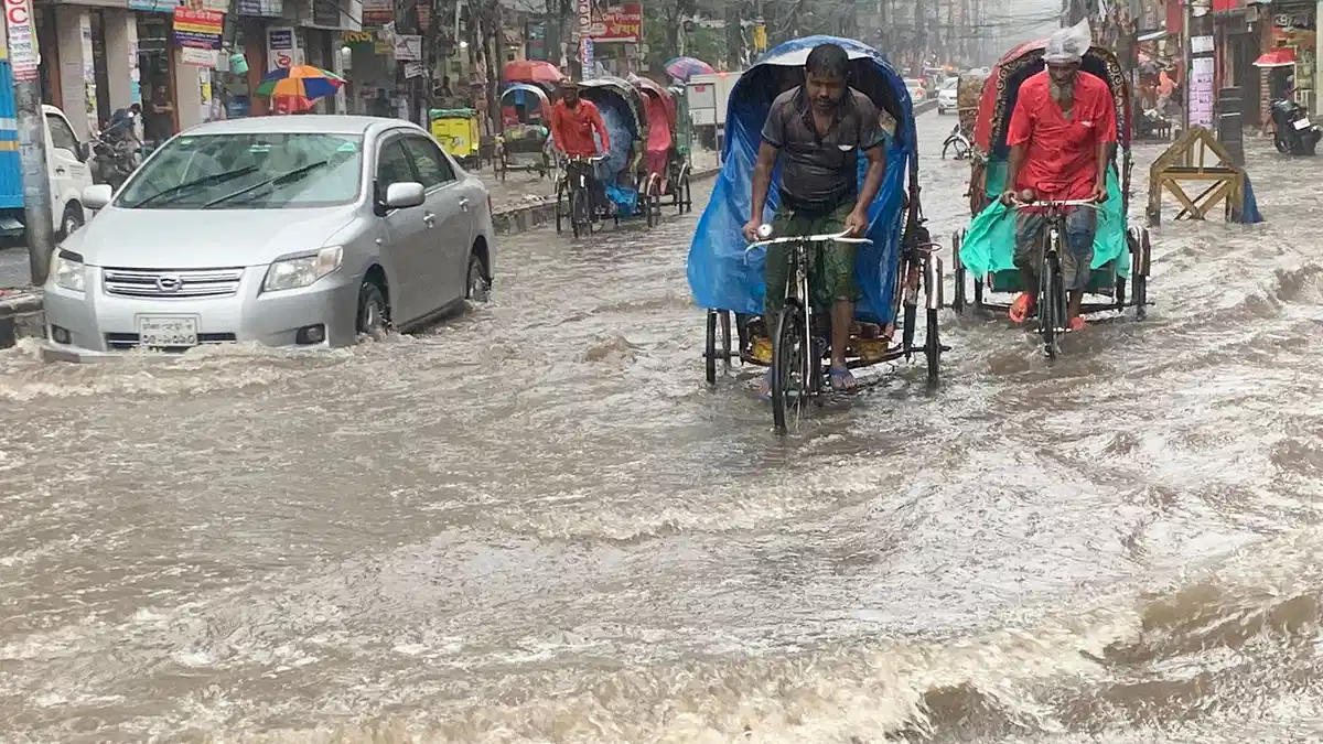 টানা বৃষ্টিতে দুর্ভোগ নগরবাসীর